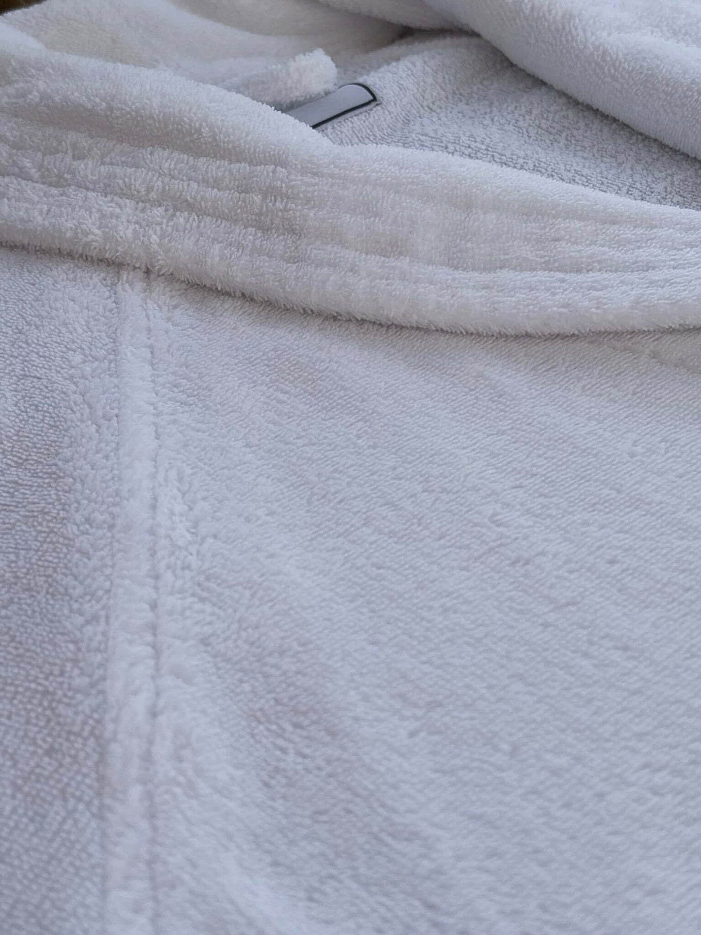 Nahaufnahme eines weißen Bademantels