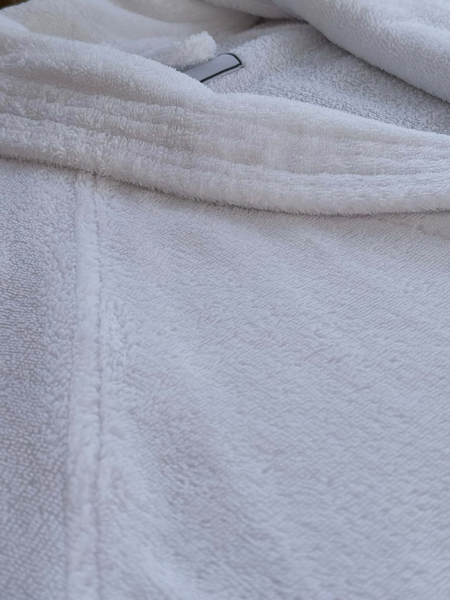 Nahaufnahme eines weißen Bademantels