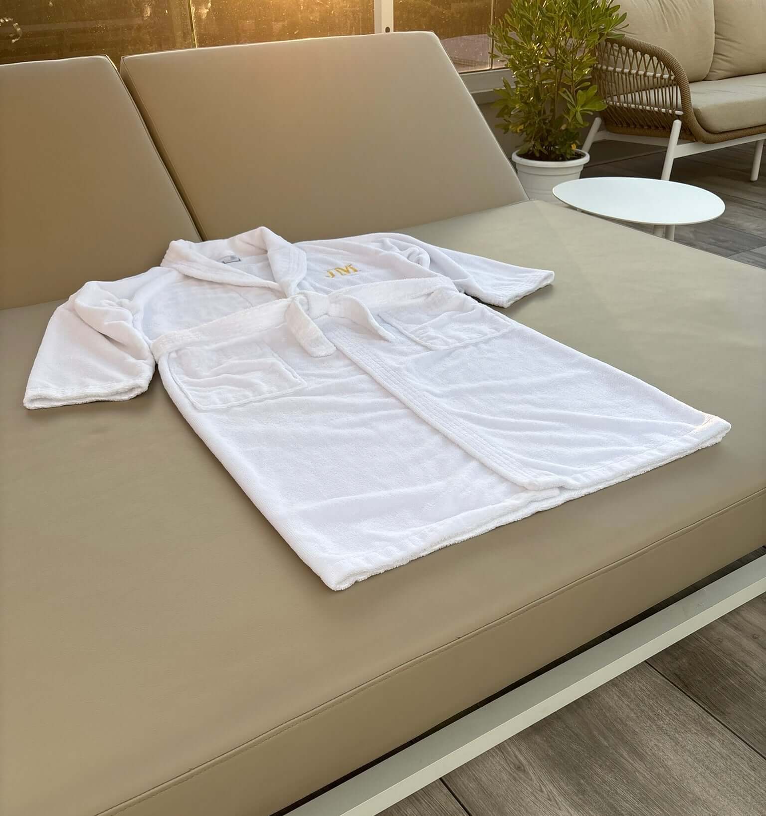 Personalisierter Bademantel ausgelegt auf Liege