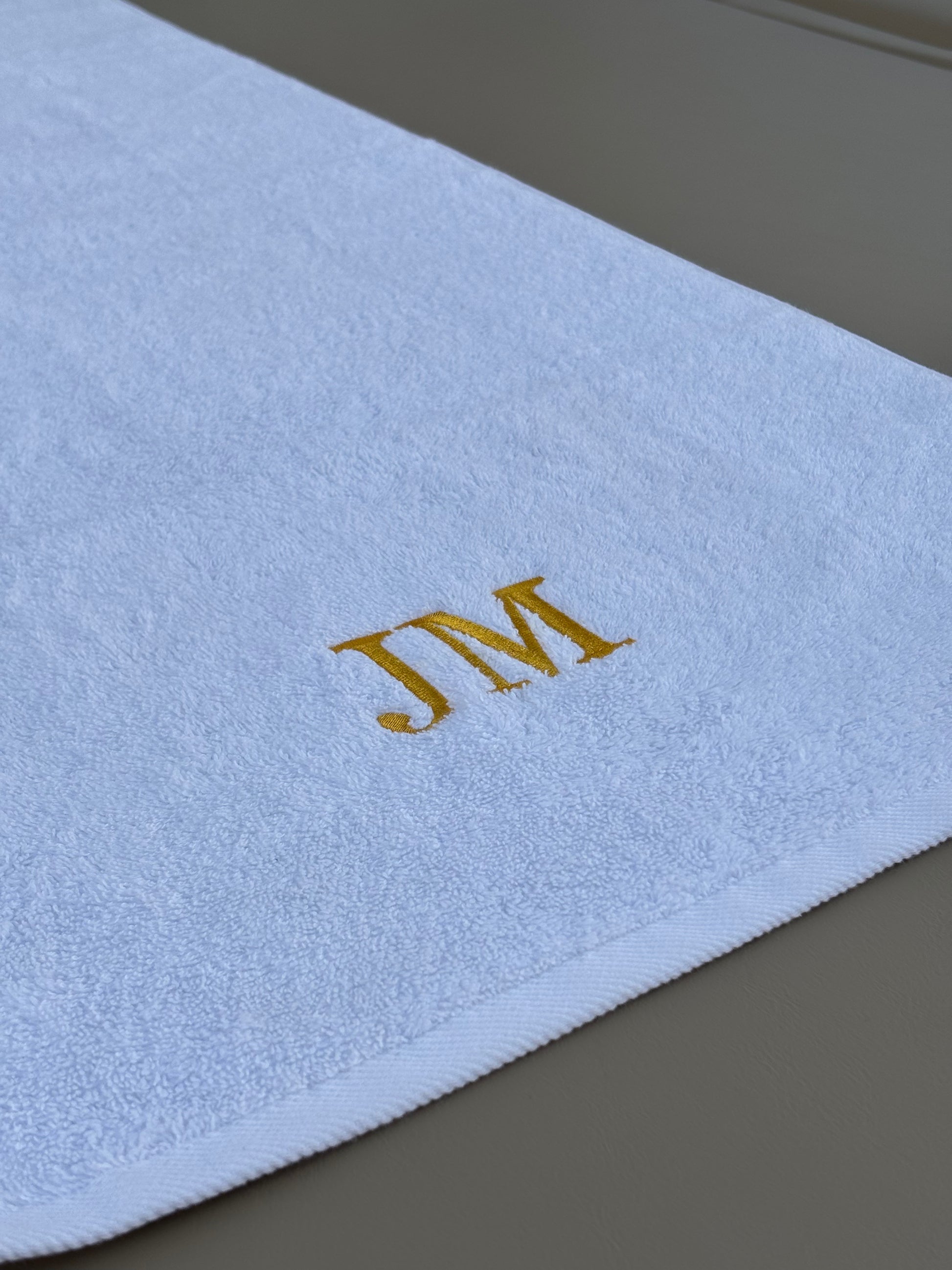 Personalisiertes Handtuch mit bestickten Initialen
