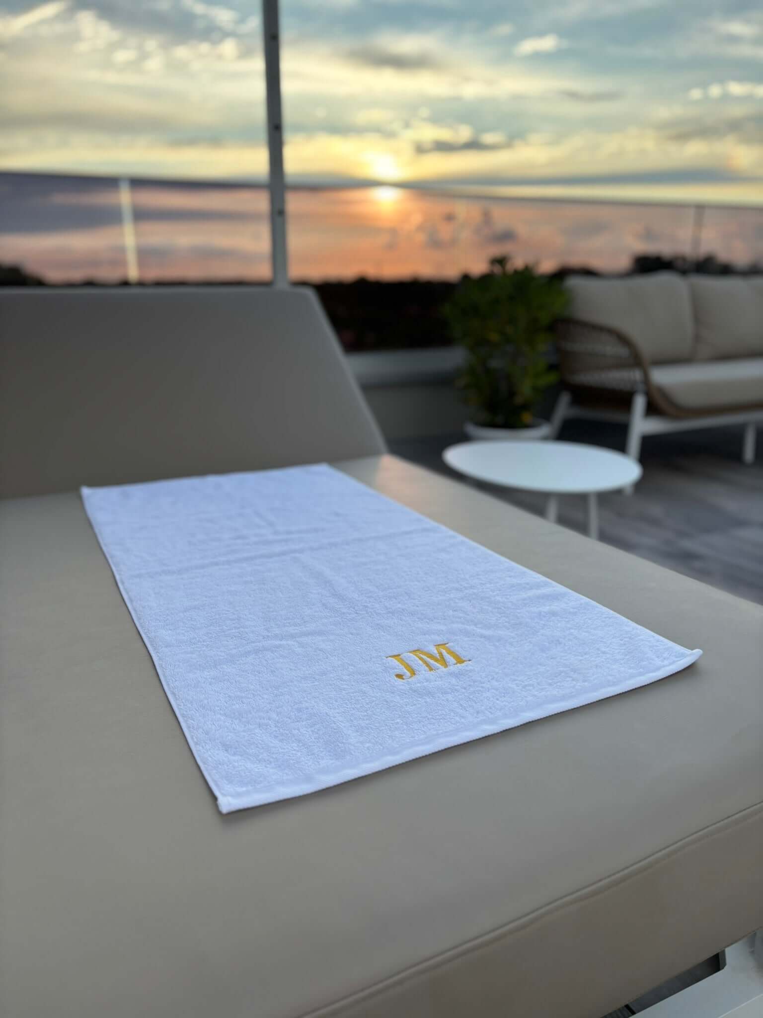 Personalisiertes Handtuch ausgelegt auf Liege