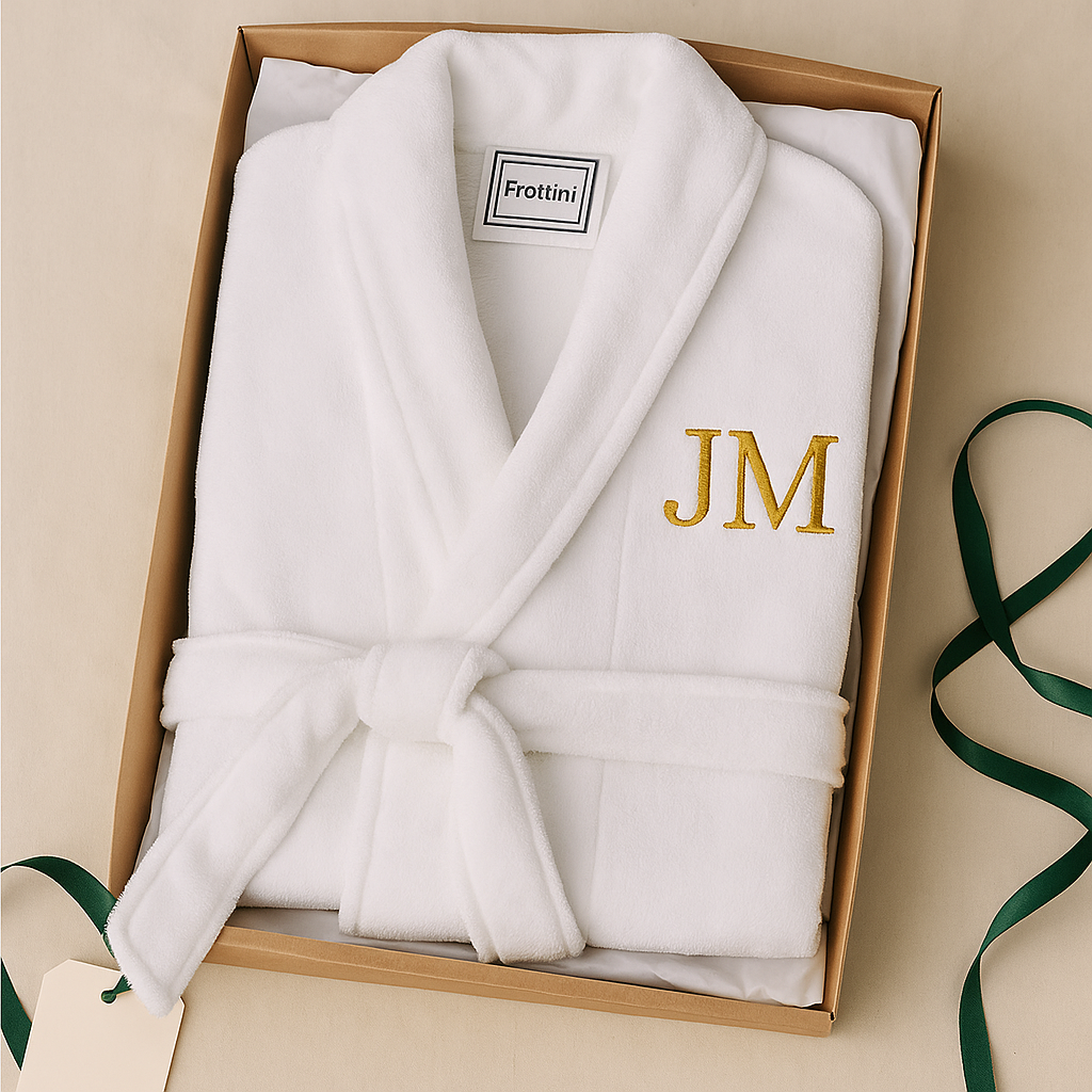 Mit Initialen "JM" bestickter Bademantel in einer Geschenkbox mit Seidenpapier