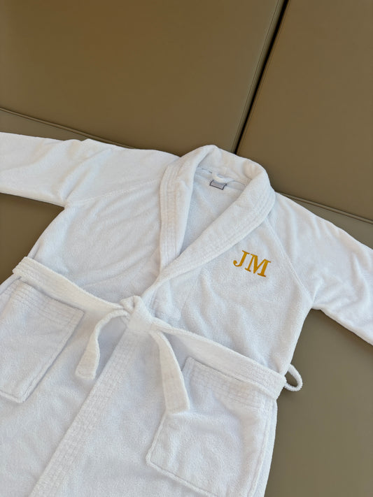Personalisierter weißer Bademantel mit goldenen Initialen bestickt