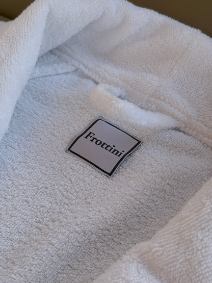 Detailaufnahme Frottini Markenlabel auf weißem Bademantel